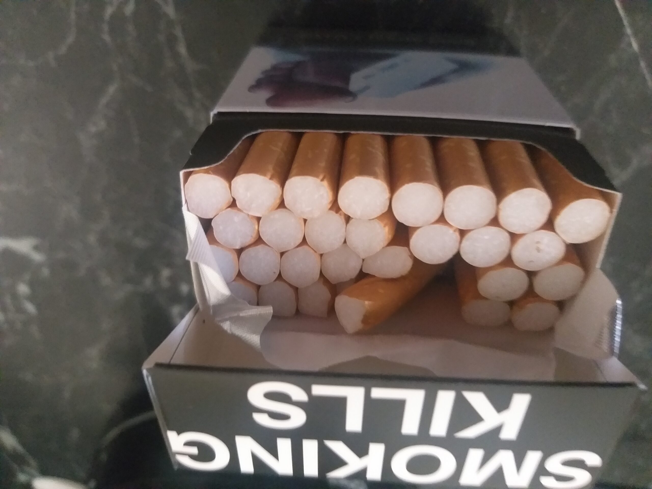 Philip Morris complaint Broken smokes upon opening packet